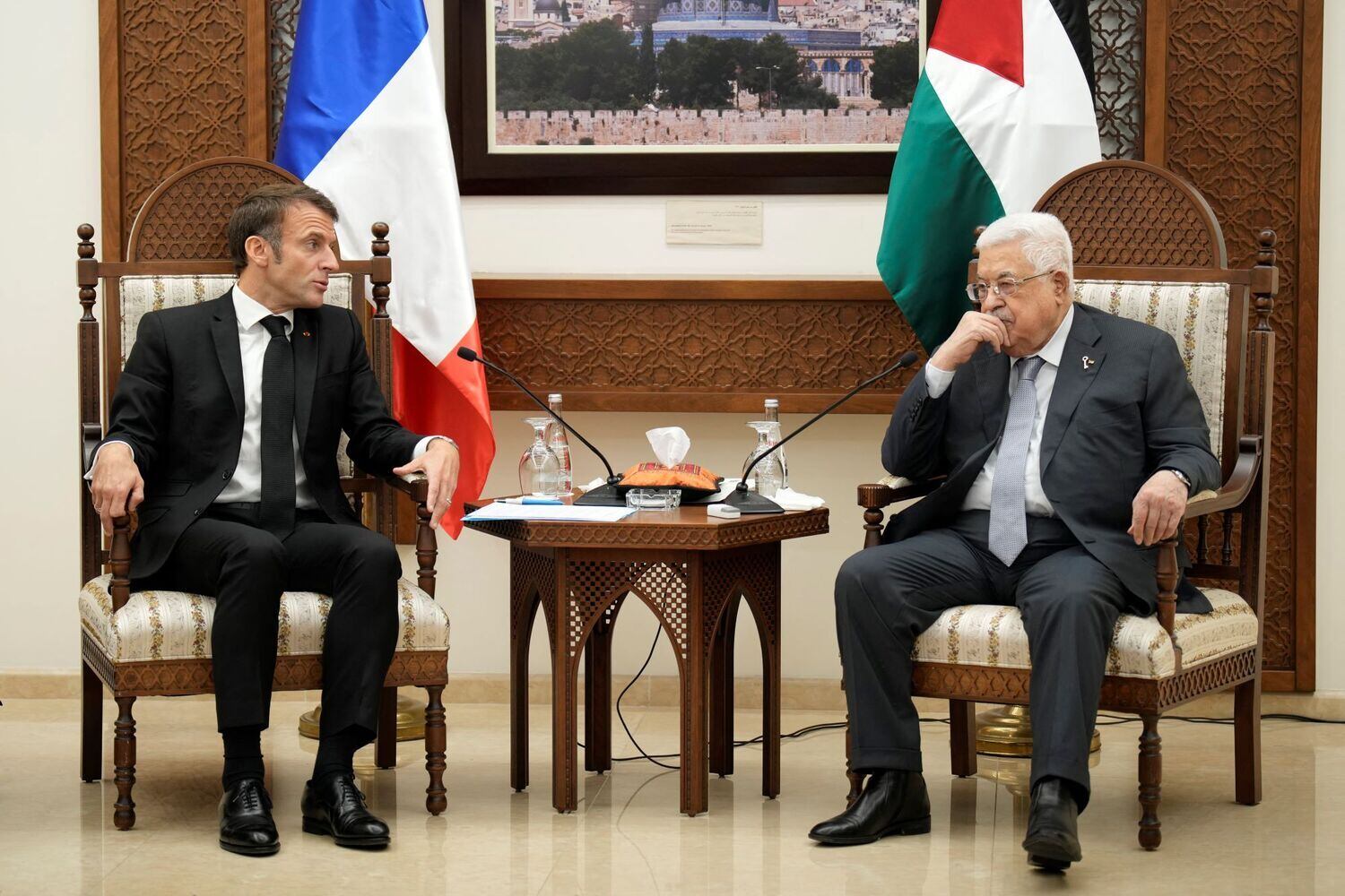 O presidente da França, Emmanuel Macron, e o presidente da ANP, Mahmoud Abbas
