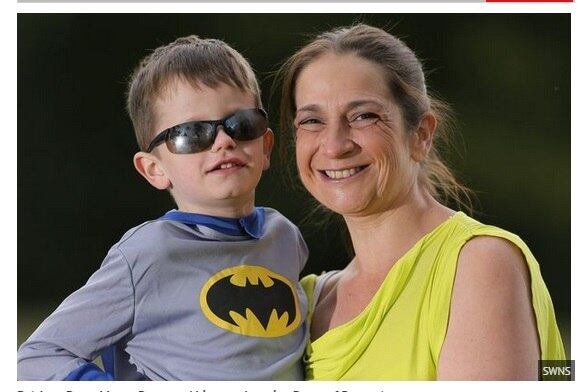 Fã do Batman e dos seus amigos morcegos, o pequeno Mason
Dzora está treinando para se tornar um deles. Isso porque, já que nasceu cego,
Mason agora aprende a técnica da ecolocalização, mesmo método usado pelos
mamíferos voadores para se locomover e caçar suas presas no escuro.


Desta maneira, o garotinho de seis anos deve, em breve,
dominar a capacidade de enxergar através do som