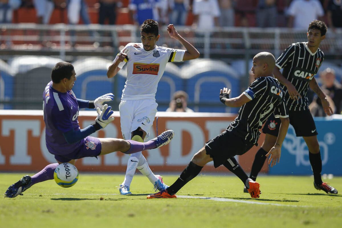Stefano Yuri se livra da marcação do Corinthians e chuta para o gol em lance que originou o primeiro gol do Santos na decisão da Copinha. Leia mais
