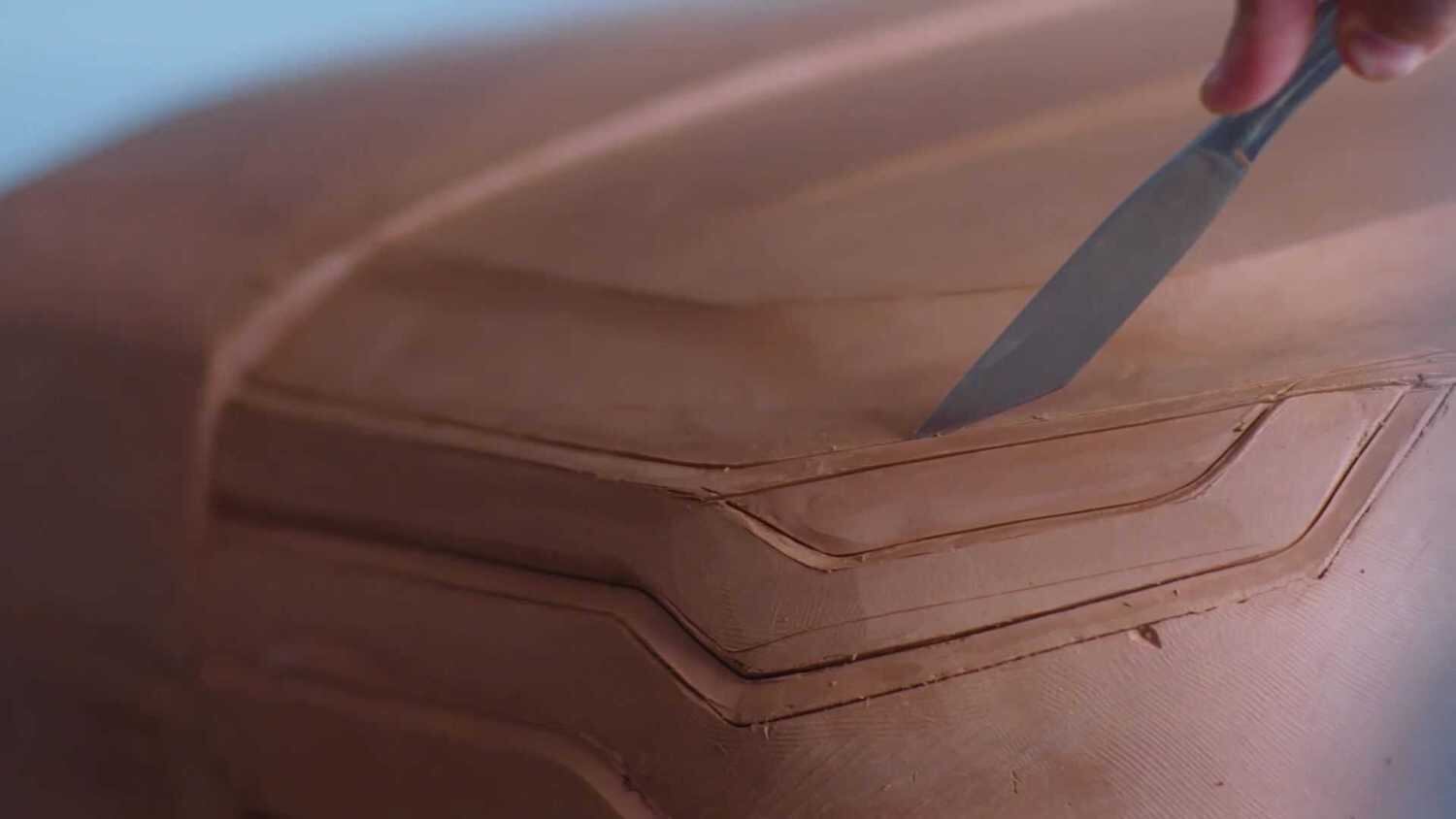 Faróis ficaram mais afilados mas não são bipartidos como a Fiat Toro