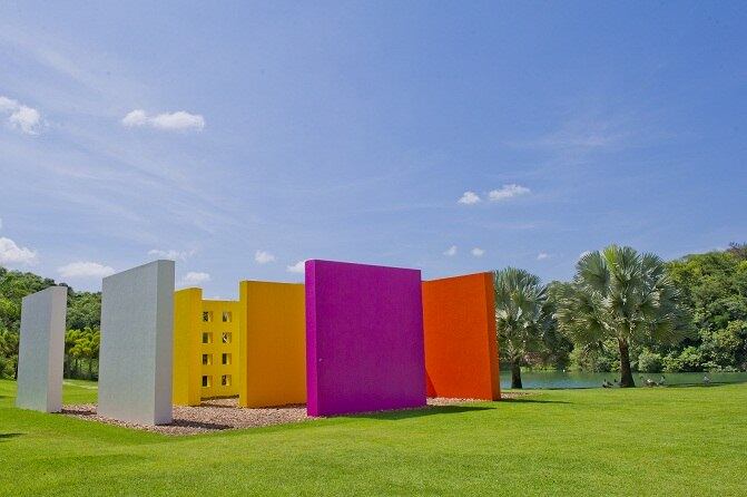 Em Inhotim, os maiores expoentes da arte contemporânea mundial encontram o público imersos na natureza