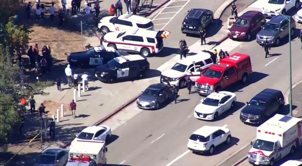 Dezenas de ambulâncias e carros de polícia foram para a escola após o tiroteio