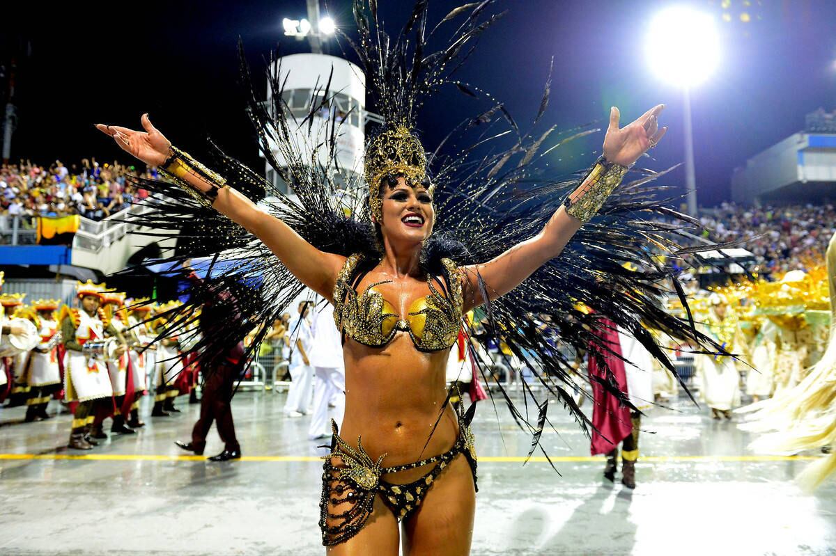 Lívia Andrade, madrinha de bateria da escola, caprichou na produção para o desfile. Representando o anjo da morte, a bela apostou em lentes de contato vermelhas para a apresentação, e o visual chamou muito a atenção