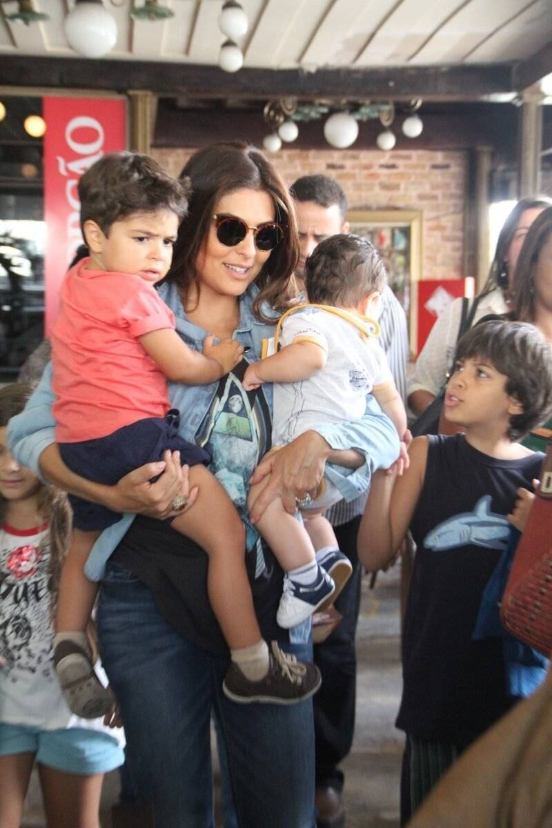 

Juliana Paes esbanjou simpatia ao aparecer com os dois
filhos, Pedro, de 2 anos, e Antônio, de quatro meses, na churrascaria Porcão,
no Rio de Janeiro

