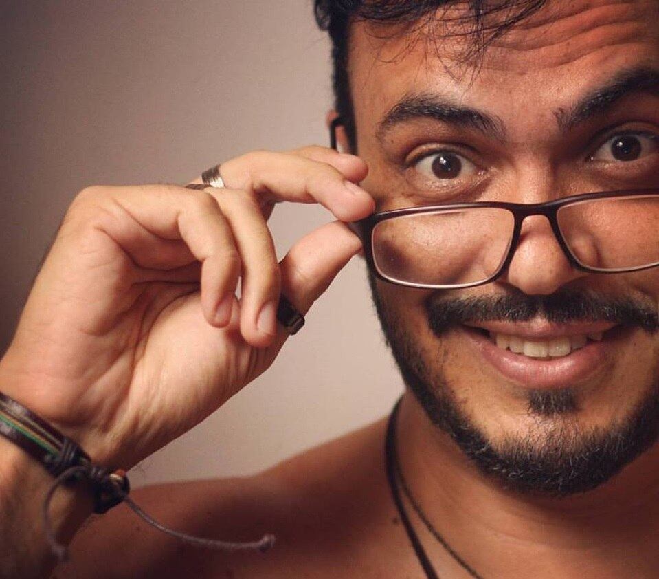 Você já se viu envolvido em alguma confusão, geralmente uma "treta" de Facebook e se questionou qual a necessidade de mostrar, impor ou provar sua opinião? Este tipo de comportamento é bem comum e, na corrente contrária dele, o "deboísmo" tem chamado a atenção na internet. Cansados das confusões e querendo ficar em paz, moradores de Brasília têm aderido aos preceitos pregados por uma página do Facebook, com o objetivo de ficar mais "de boa".

É o caso do músico Jesiel Candeia. Ele afirma que sempre teve uma postura que se aproxima do deboísmo e que gostou do que viu na página do Facebook.

— Sempre fui de boa. Sempre evitei discussões e principalmente com gente que a argumentação é pura e simplesmente por opinião e não por base de experiência. Me irrita?! Sim. Muito. Mas aprendi a dizer uhum e seguir para o próximo assunto
