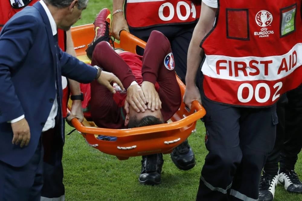 Ele tentou continuar
em campo, voltou com uma faixa para proteção, mas desabou aos 23 minutos, sem
chances de continuar na partida
