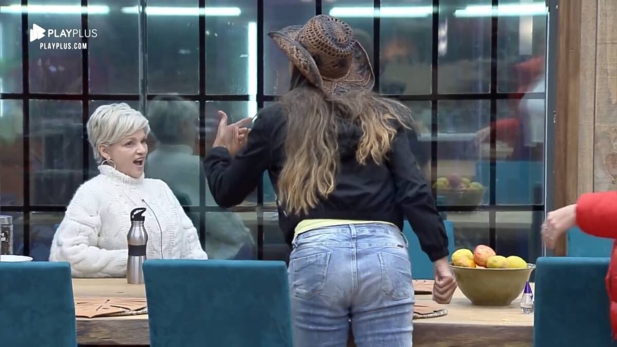 Andréa Nóbrega e Drika Marinho
Logo no início do reality, o desafeto entre Andréa e Drika ficou exposto em uma discussão que houve entre as duas. Após essa situação, as peoas viviam trocando alfinetadas