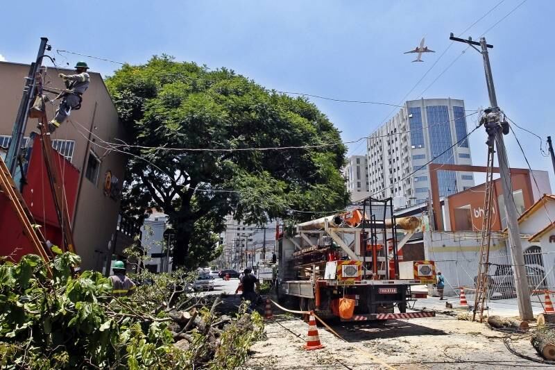 Na terça-feira, funcionários da prefeitura e da Eletropaulo trabalhavam em Moema depois que diversas árvores caíram