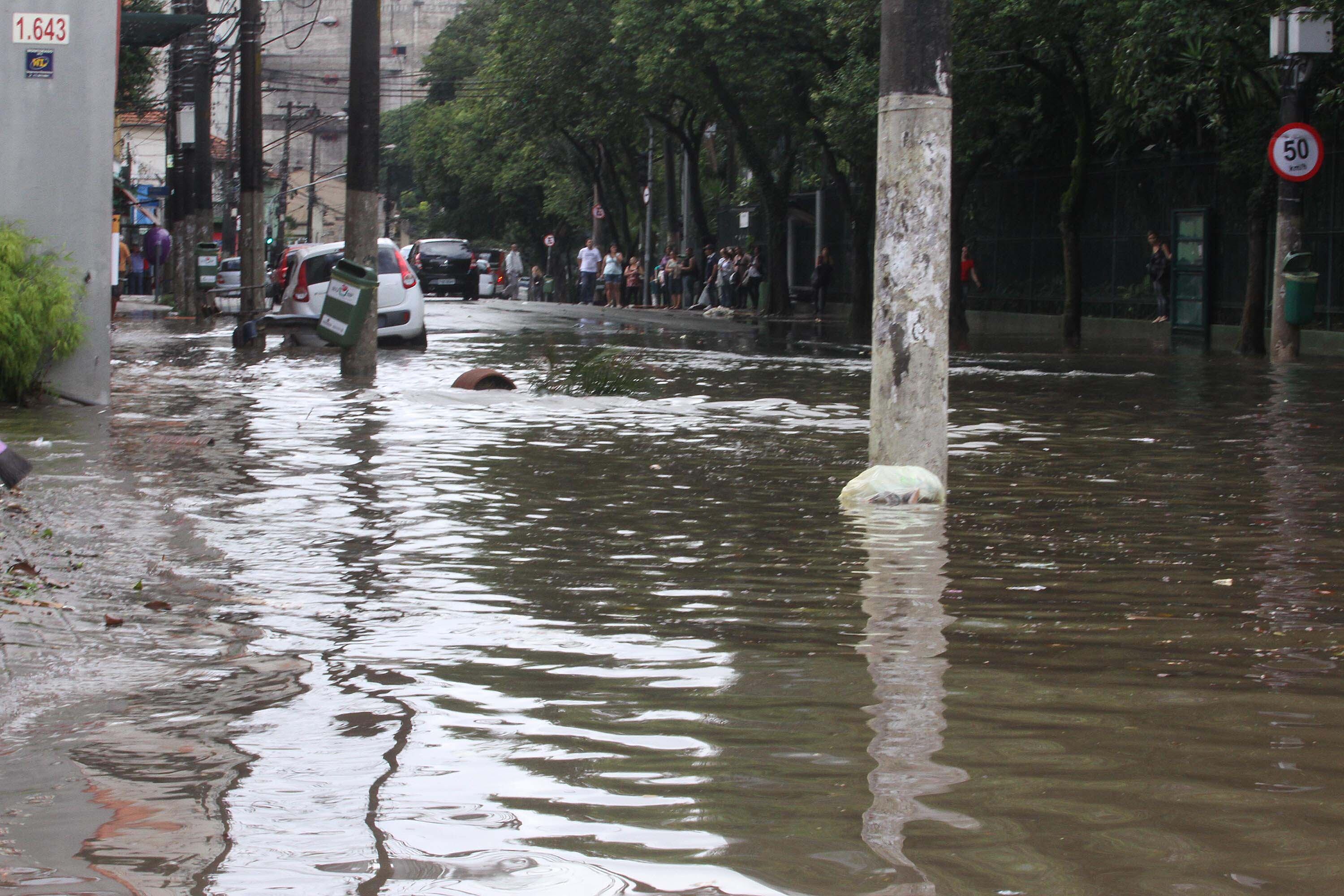 A forte chuva que caiu sobre a capital paulista e região metropolitana durante a tarde desta terça-feira (16) alagou ruas e complicou o trânsito. Na rua Turiassú, na região de Perdizes, zona oeste, a água cobriu a pista

