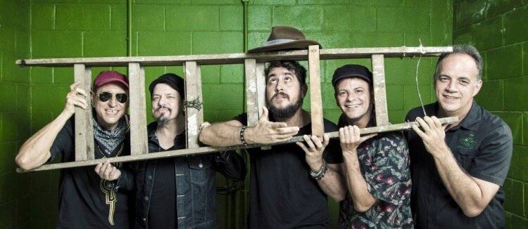 Barão Vermelho volta com o novo integrante Rodrigo Suricato (ao centro)