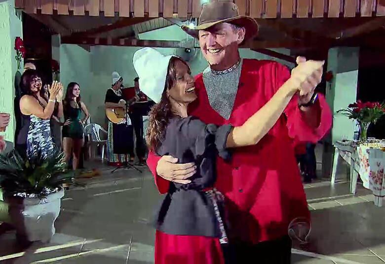 Petrus gostou muito de Andréia e foi atencioso como há tempos não era com a Ana Cláudia. Ele e a nova esposa até dançaram juntos, coisa que Petrus e a verdadeira mulher nunca fizeram, em 20 anos de casados
