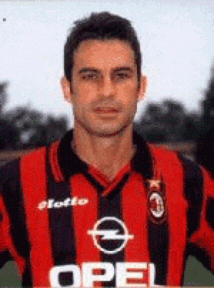 Vice-campeão mundial com o Brasil em 1998, o zagueiro André Cruz teve uma rápida passagem pelo Milan. Entre 1997 e 1998, o ex-jogador disputou 13 jogos pelo rossonero, marcando 1 gol. Participou da conquista do Campeonato Italiano (1998-99) (Foto: Divulgação/AC Milan)