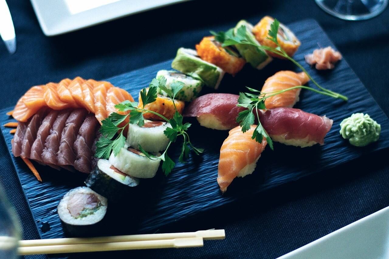 O país adota uma dieta rica em vegetais, algas marinhas e peixes, estilo de vida centrado na família e na comunidade e a busca do bem-estar espiritual por meio de práticas como tai chi, ioga e até karatê, descrito como “treinamento para o corpo, a mente e a alma”.