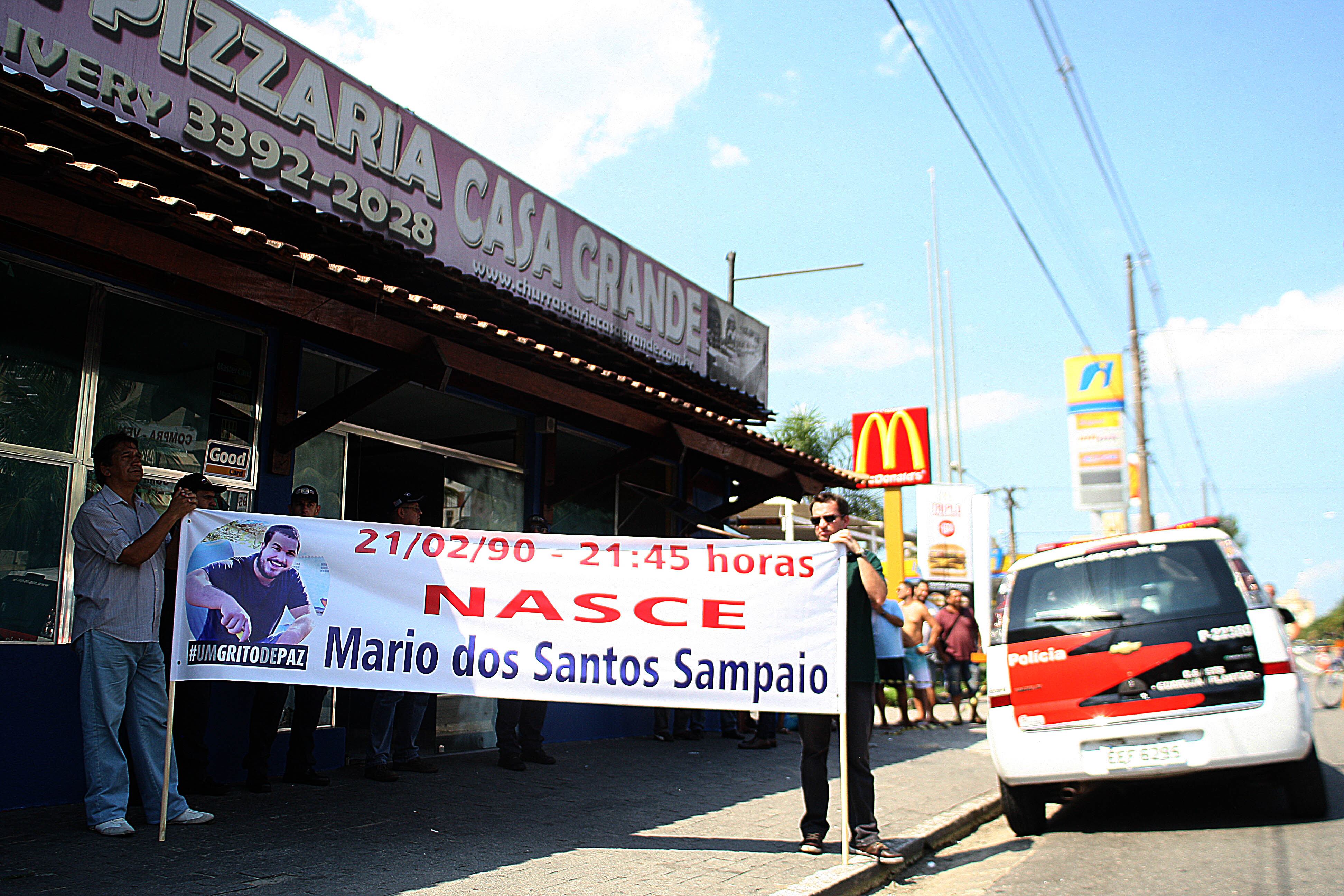 Faixa levada pelo pai de Mário à frente do restaurante