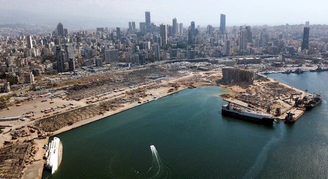 Vista aérea do porto de Beirute destruído após megaexplosão