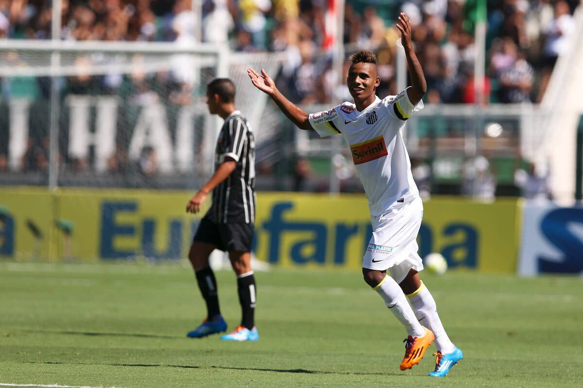 Diego Cardoso comemora após abrir o placar para o Santos ao aproveitar jogada de Stefano Yuri na decisão da Copinha contra o Corinthians no Pacaembu. Leia mais