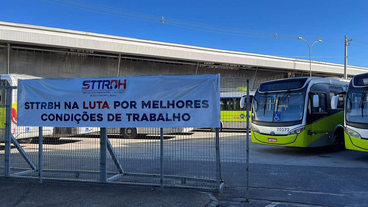 Estação São Gabriel amanheceu fechada; grevistas impediram a saída dos ônibus nas estações