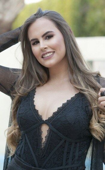 LARISSA DAVIDE 

Idade: 18 / Cidade:
Jaguariúna - SP

Larissa Davide, assim como as colegas de concurso, diz que
está dando o melhor e focada no trabalho. “Estou fazendo o possível para estar à
altura de tal título. As expectativas estão bem grandes, já sou muito grata de
estar entre as 13 finalistas e poder participar desse concurso maravilhoso de
um rodeio tão grande”, diz a estudante de administração
