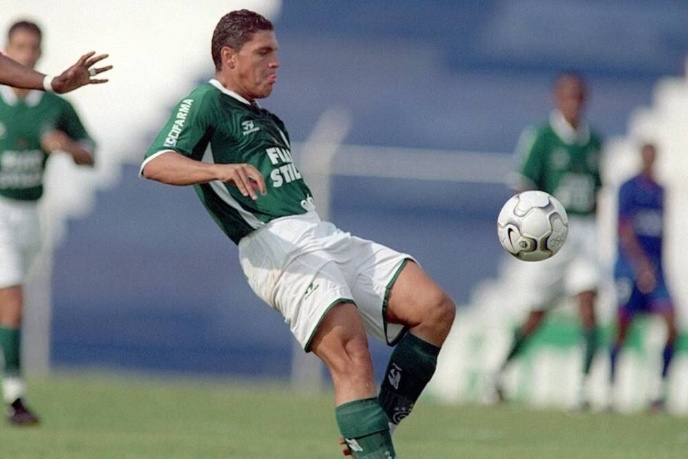 Dimba: mesmo aos 41 anos de idade, o atacante, que já se aposentou do futebol em algumas oportunidades e fez muito sucesso com a camisa do Goiás, voltou a atuar em 2015 pelo Sobradinho, do Distrito Federal, time de sua cidade natal e onde é um dos maiores ídolos