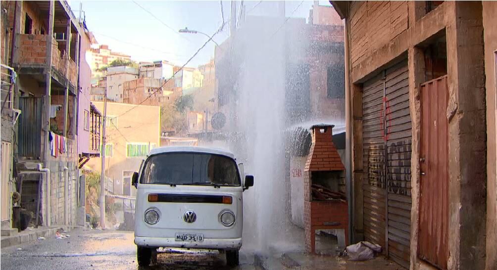 Água atinge até os telhados das casas