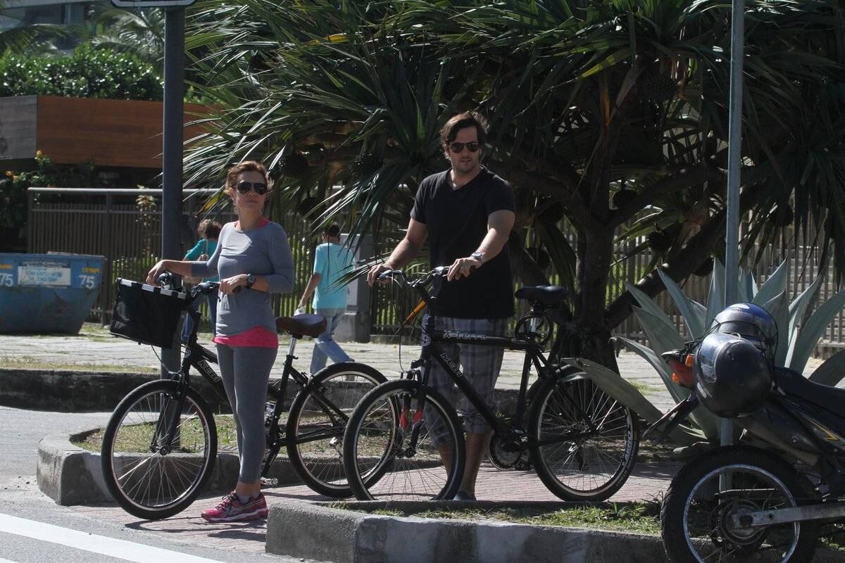 Adriana Esteves e Vladimir Britcha andam de bicicleta na praia da Barra, no Rio

Adriana Esteves causa mal-estar na Globo

Quem você quer que continue na Fazenda?


