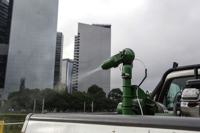 Em nota, a Secretaria de Saúde afirmou que executa periodicamente tratamento larvário no Rio Pinheiros com larvicida biológico e aplicação veicular de inseticida em ultrabaixo volume (UBV) para controle de mosquitos adultos em áreas altamente infestadas