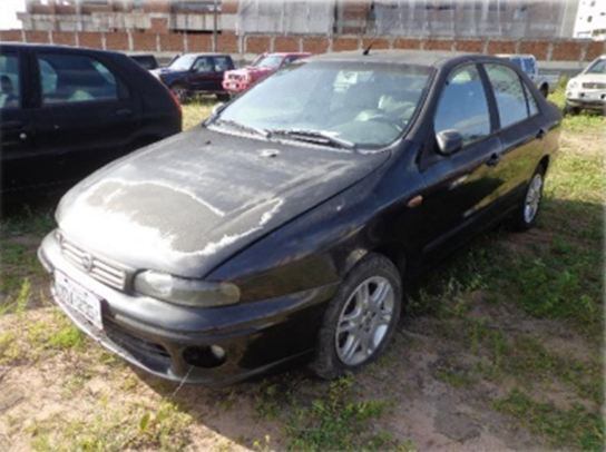 Já o lote de ofertas número três traz o Fiat Marea ELX com
danos evidentes no capô. Fabricado em 2006, o carro pode pertencer a quem
estiver disposto a oferecer, pelo menos, R$ 4.000 por ele
