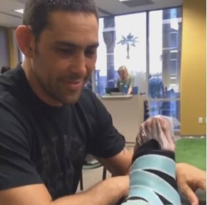No dia 19 de fevereiro, Anderson exibiu um vídeo, ao lado de seu fisioterapeuta, César Augusto, onde aparece com a canela enfaixada