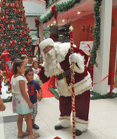 A atividade de Papai Noel é comum nesta época do ano, quando faltam poucas semanas para o Natal.