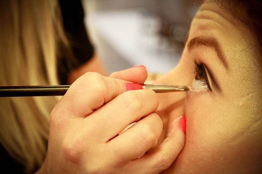Com um lápis bege ou branco, passe na linha d´água dos olhos 