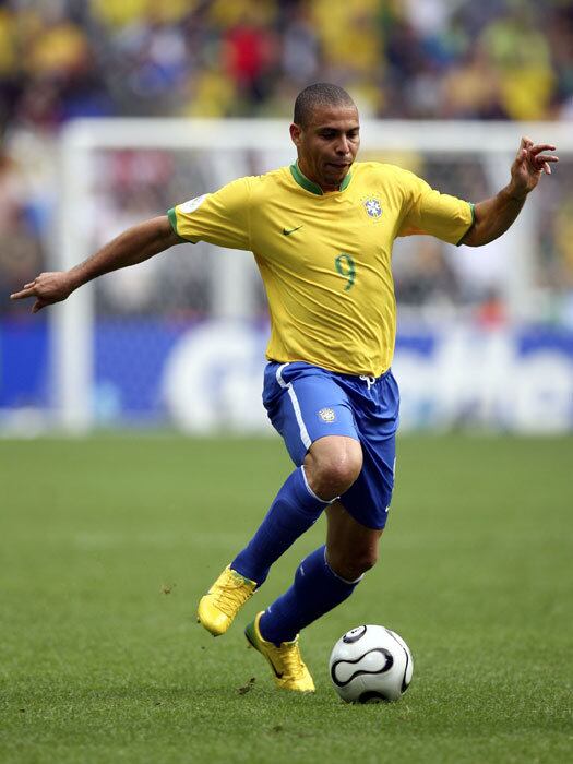 Meses antes da Copa de 2006, Pelé voltou a bater de frente com outro craque ao afirmar que Ronaldo Fenômeno estava muito acima do peso e deixava seus problemas pessoais interferirem em seu desempenho. O camisa 9 não escondeu sua mágoa, mas demonstrou um pouco mais de respeito pelo Rei.

— Realmente fiquei decepcionado com o Pelé. Ele é brasileiro, um ídolo nosso.
Acho que ele foi um oportunista barato. As coisas estão complicadas, mas não
esperava isso dele, de falar da minha vida pessoal. O Pelé tem família, tem os
problemas dele para resolver, para se preocupar. Bem que podia me deixar em
paz
