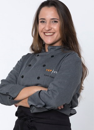 Lara Carolina tem 25 anos e nasceu em Macaé (RJ), mas mora em São Paulo (SP). No reality, ela mostrou que se dá bem com todos e que é uma grande cozinheira!
