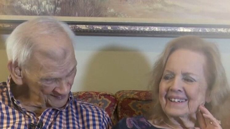 O Balanço Geral contou a história de um casal do Alabama, nos Estados Unidos, que está prestes a celebrar uma data muito especial: 80 anos de casamento. Jorge, de 98 anos, se apaixonou por Luíse, de 95, enquanto entregava jornais de porta em porta e foi amor à primeira vista. Os dois decidiram se casar assim que terminaram os estudos e passaram por muita coisa juntos ao longo da relação. Confira essa linda história de amor a seguir