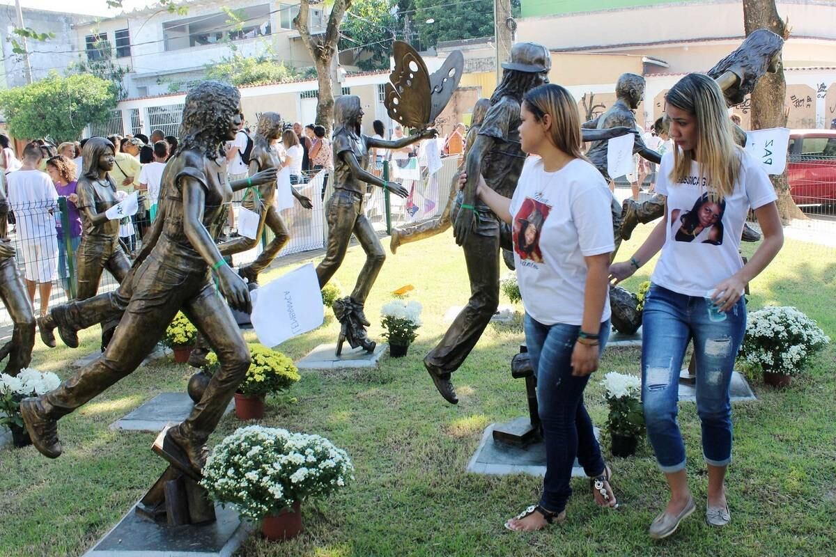 Em setembro de 2015, as doze crianças mortas ganharam estátuas instaladas ao lado do colégio, numa praça batizada de Anjos de Realengo