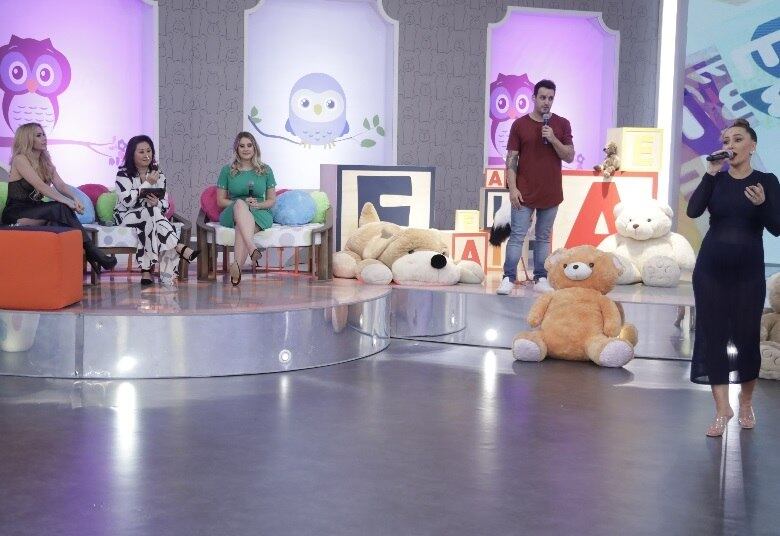 Todas essas
brincadeiras acontecem em um cenário exclusivo, feito especialmente para o
quadro, que remete a um quarto de bebê. Prestes a dar à luz sua primogênita,
Sabrina não esconde o encantamento com cada cantinho do estúdio