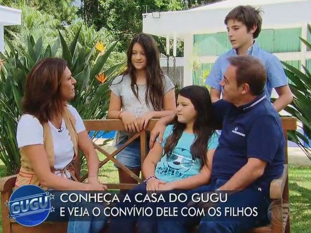 Na noite desta quarta-feira (11), Gugu Liberato exibiu em seu programa a visita da equipe de jornalismo da Rede Record à sua casa. Pela primeira vez na TV, ele concedeu entrevista ao lado dos filhos. Veja mais!

+ Gugu Liberato explica como conseguiu entrevistar Suzane von Richthofen: “Sandra ajudou”

+ Condenada pela morte dos pais, Suzane Richthofen confidencia: “Sempre sonhei em ser mãe”
