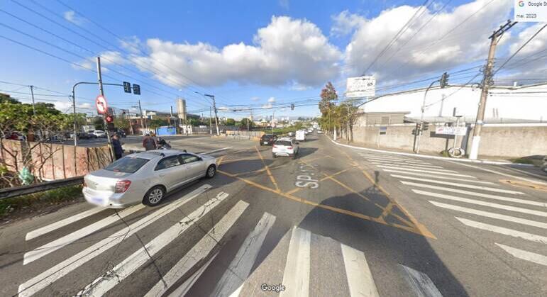 O homem abandonou a moto e tentou fugir pelo esgoto
