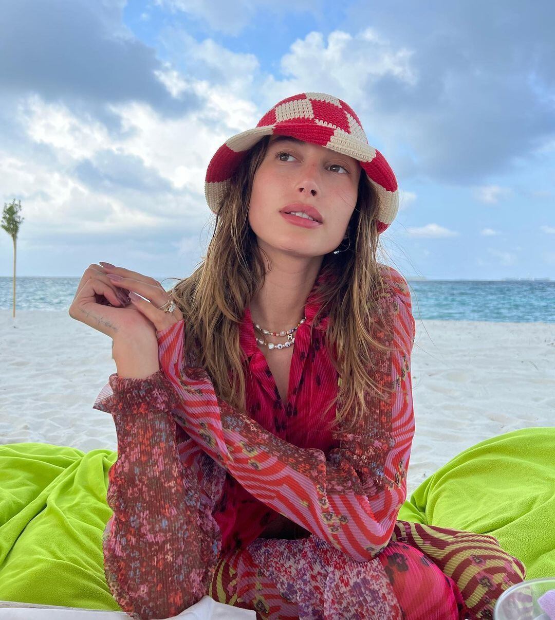Assim como o maridão, Hailey Baldwin Bieber não dispensa o bucket hat. Ela já usou o acessório em modelos urbanos, com tecidos mais pesados, mas também já fotografou com versões como a da foto acima, de crochê, mais leve
