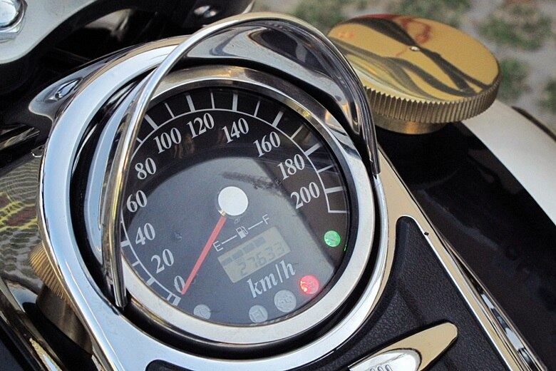 O velocímetro é o mesmo da Suzuki Boulevard C1500 2009