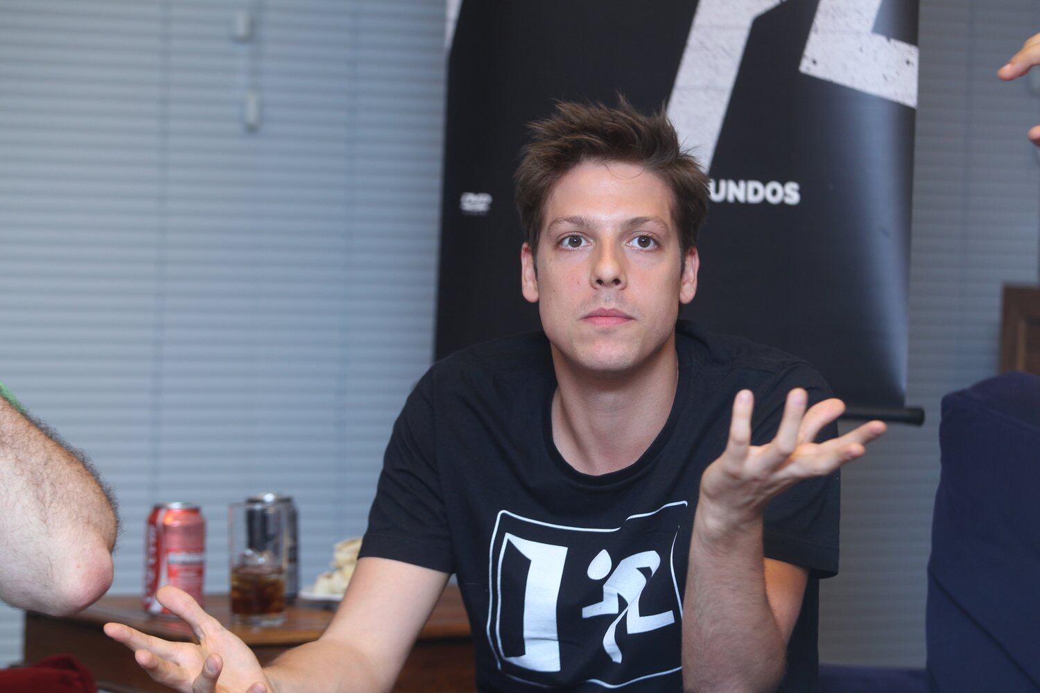 Fabio Porchat chega ao teatro com morena misteriosa, diz jornal