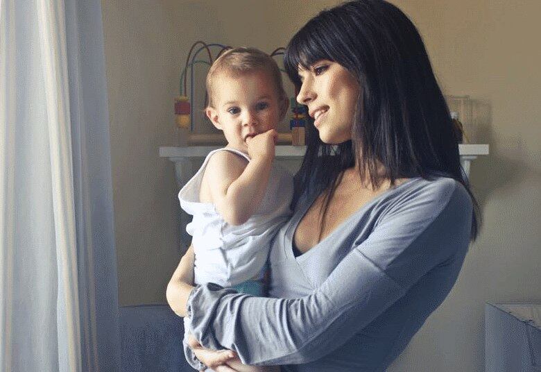 A política
da empresa deve ser considerada por alguém que ainda não tem filhos e busca uma
oportunidade no mercado de trabalho. A especialista reforça que o período de
licença é primordial para que mãe e bebê se conectem. Para vive-lo de maneira
adequada, é de costume que a profissional passe por um período treinando alguém
para assumir as suas funções. Dessa maneira, o acionamento dela é realizado
apenas em último caso