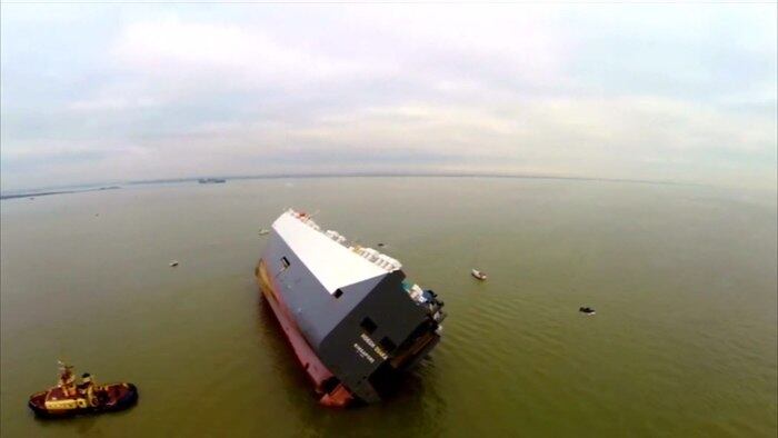 Um porta-voz da Jaguar Land Rover disse que cerca de 1,2 mil dos carros
levados eram de sua marca. 

Há, ainda, 65 carros da marca Mini.

Além dos veículos, o navio transportava mais de 70
peças de equipamentos de construção