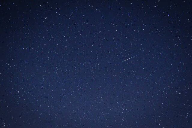 No Flickr, uma série de fotógrafos amadores e profissionais
compartilharam com outros admiradores do espaço suas imagens da chuva de
meteoros Quadrantídeas