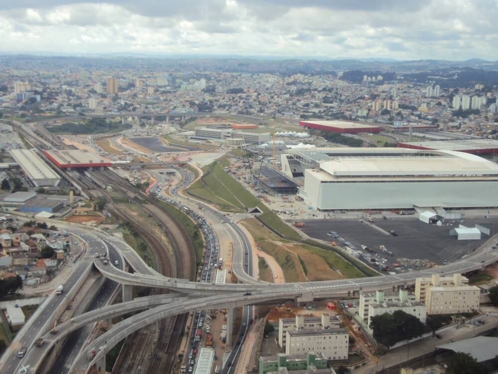 O conjunto de viadutos apelidado de "Chuveirinho" vai permitir aos motoristas que saírem da avenida Itaquera
acessarem a Radial Leste e vice-versa, passando pelo lado do estádio. A obra já
está concluída, mas o tráfego ainda não foi liberado