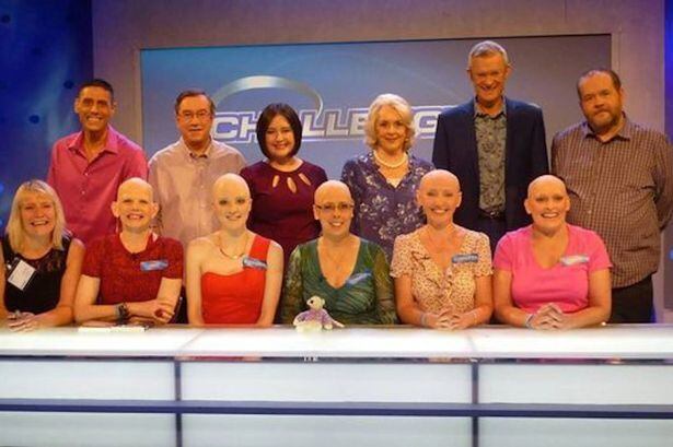 O grupo "Uma Cabeça Limpa", próximo participante do quiz do programa de TV Eggheads