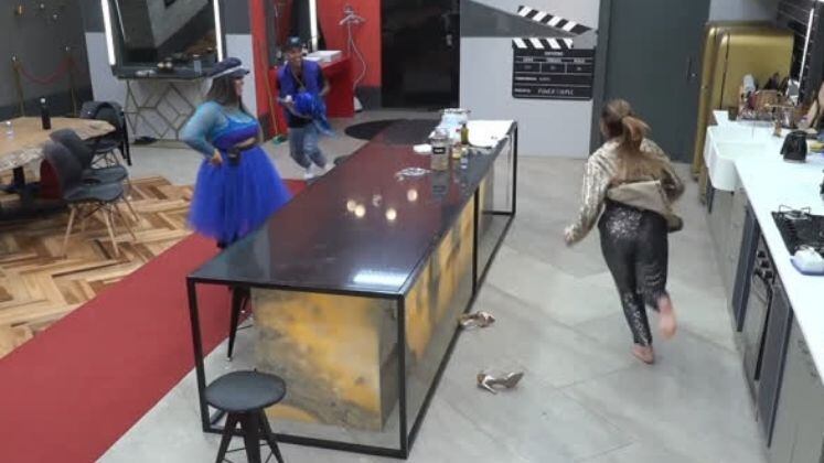 O pós-festa, mais uma vez, foi um capítulo à parte! Enquanto parte dos casais cantavam na sala, Renata e Matheus corriam pela cozinha com Mari apenas observando a cena