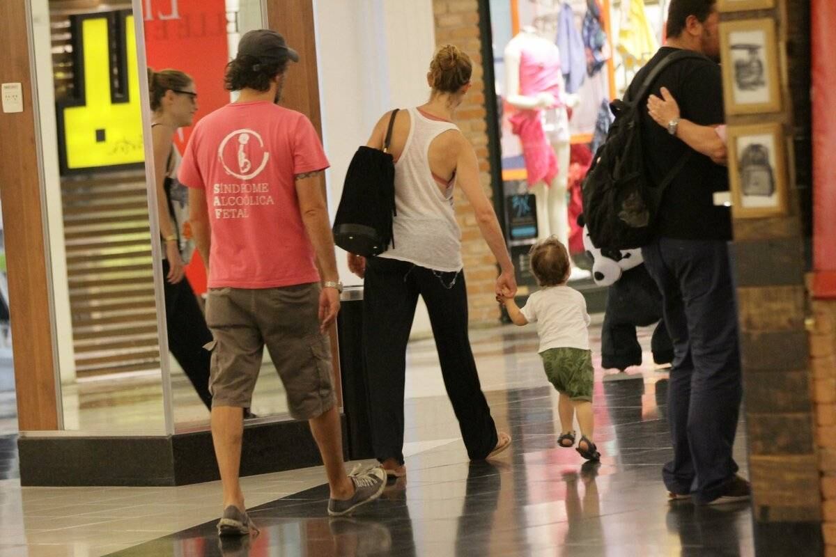 Durante o passeio, Alinne pareceu não se dar conta do paparazzo que flagrou as cenas fofas