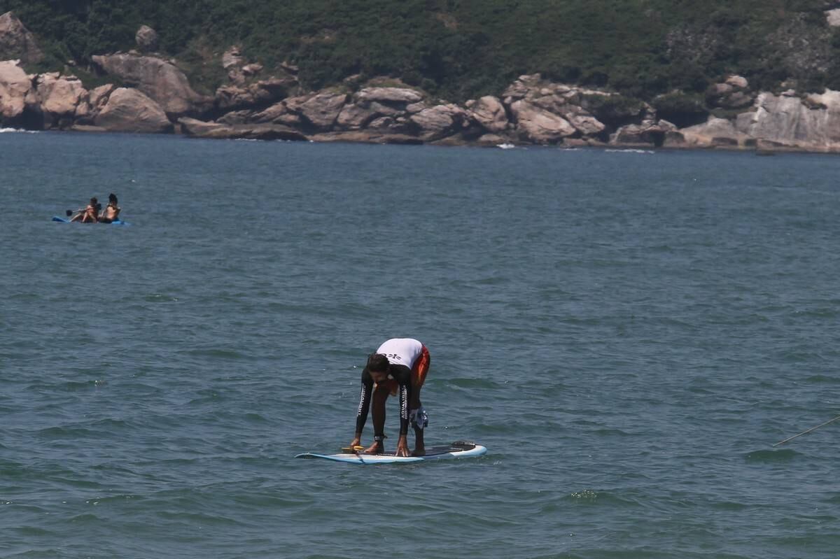 Bruno Gagliasso e Ricardo Pereira praticam stand up paddle na praia da Barra da Tijuca, no Rio