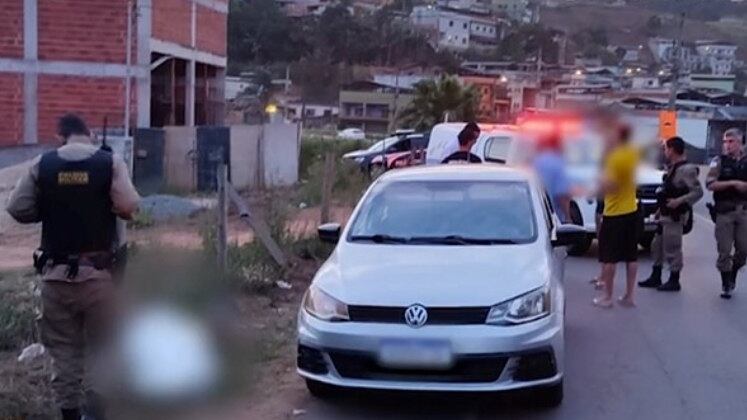 O corpo da adolescente ficou à margem da rodovia. Enquanto os policiais registravam a ocorrência, uma jovem de 20 anos, que era próxima da vítima, chegou ao local e repassou a informação de que Ana Vitória e a amiga brigaram dias antes do crime depois que ela soube das fotos íntimas enviadas ao namorado. Ao saber da divulgação das fotos, a adolescente teria ameaçado a vítima, dizendo que ela tinha acabado com sua vida