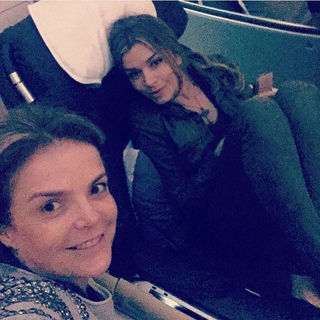 Até no avião a atriz fica linda, né?
